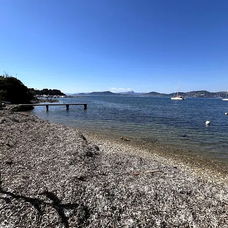 Holiday home Maisonnette Les Pieds Dans L'eau Presqu'ile De Giens Hyeres